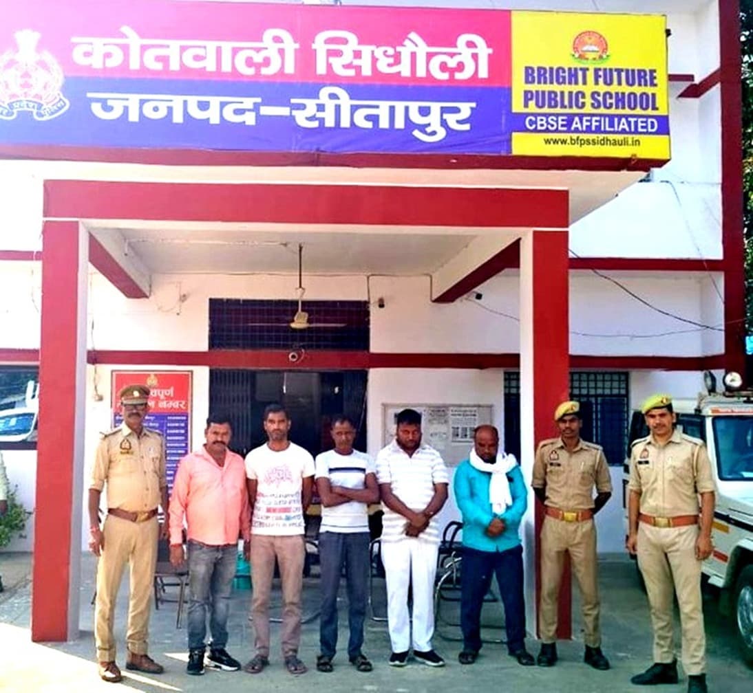 सिधौली में जुआ खेलते पांच आरोपी गिरफ्तार, 28 हजार रुपये बरामद