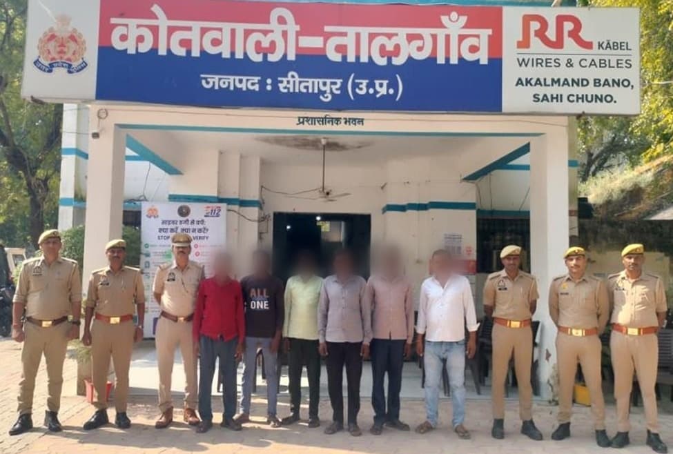 सीतापुर में पुलिस की कार्रवाई, 11 वांछित और वारंटी गिरफ्तार
